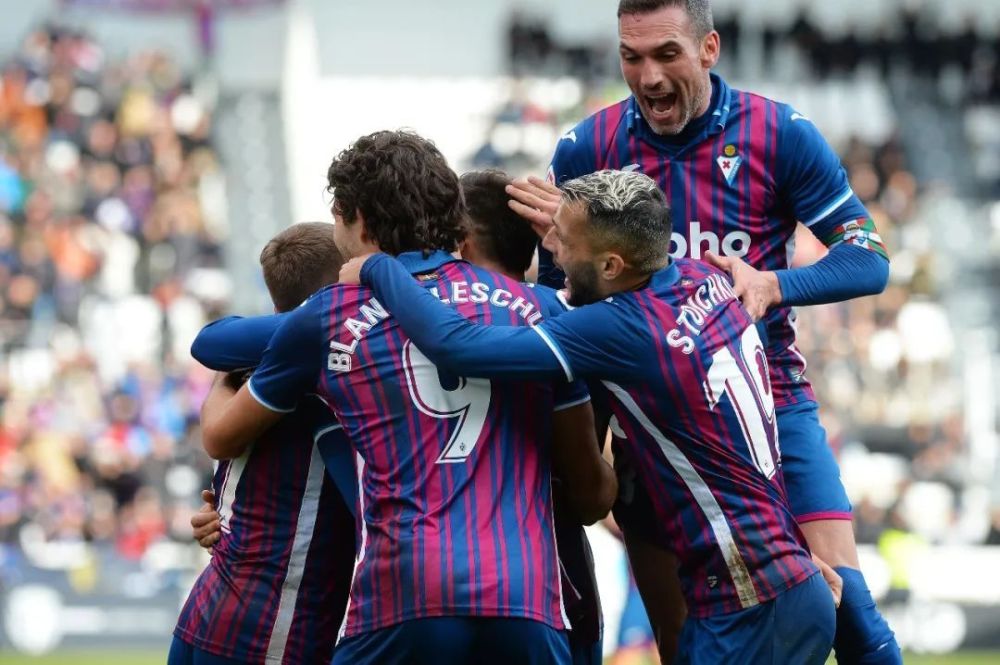 育舞台上的 育舞台上的